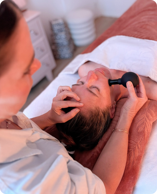 Praticienne réalisant un soin du visage